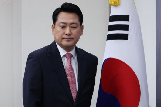 국민의힘 장동혁 대표가 8일 서울 여의도 국회에서 열린 최고위원회의에 참석하고 있다. 윤창원 기자