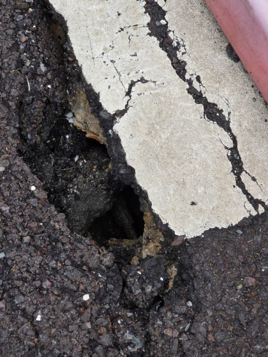 죽도시장 칠성천주차장 입구 도로가 갈라지면서 지반침하가 발생했다. 독자 제공