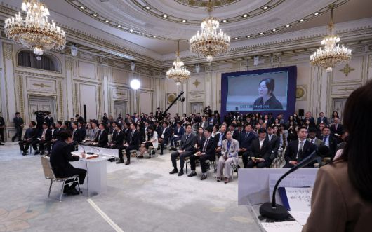 이재명 대통령이 11일 청와대 영빈관에서 취임 100일 기자회견 '회복을 위한 100일, 미래를 위한 성장'을 하고 있다. 연합뉴스