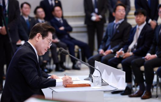 이재명 대통령이 11일 청와대 영빈관에서 열린 취임 100일 기자회견 '회복을 위한 100일, 미래를 위한 성장'에서 질문 내용을 메모하고 있다. 연합뉴스