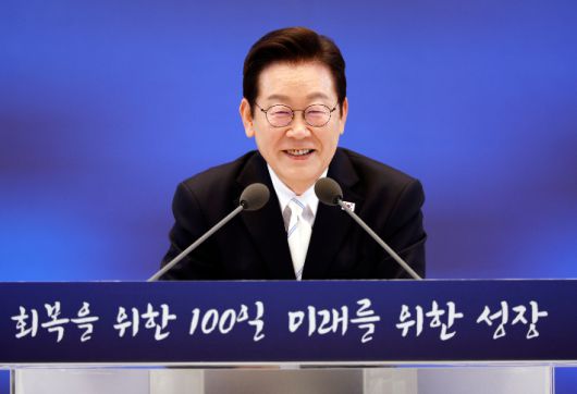 이재명 대통령이 11일 청와대 영빈관에서 '회복을 위한 100일, 미래를 위한 성장'을 주제로 취임 100일 기자회견을 하고 있다. 연합뉴스