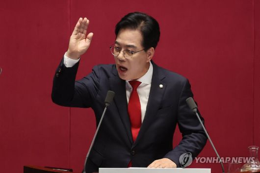 (서울=연합뉴스) 김주성 기자 = 국민의힘 송언석 원내대표가 10일 서울 여의도 국회에서 열린 본회의에서 교섭단체 대표 연설을 하며 여당 의원들을 향해 목소리를 높이고 있다. 2025.9.10 utzza@yna.co.kr 연합뉴스