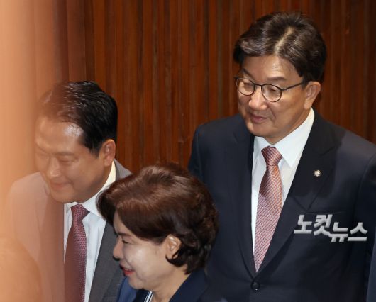 장동혁과 권성동     (서울=연합뉴스) 박동주 기자 = 국민의힘 장동혁 대표와 권성동 의원이 10일 서울 여의도 국회 본회의에서 송언석 원내대표의 교섭단체 대표 연설이 끝나자 퇴장하고 있다. 2025.9.10     pdj6635@yna.co.kr (끝)   <저작권자(c) 연합뉴스, 무단 전재-재배포, AI 학습 및 활용 금지> 연합뉴스