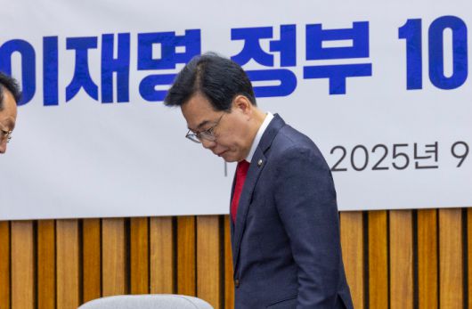 국민의힘 송언석 원내대표가 자리에 앉고 있다. 연합뉴스