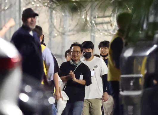 이민단속으로 체포됐던 현대차-LG엔솔 배터리공장 건설 현장 직원들이 애틀란타 공항으로 향하기 위해 11일(현지시간) 미국 조지아주 포크스턴의 이민세관단속국(ICE) 구금시설을 나서고 있다. 연합뉴스