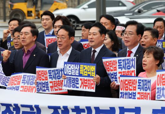 국민의힘 장동혁 대표, 송언석 원내대표를 비롯한 소속 의원들이 12일 서울 용산 대통령실 앞에서 열린 정치보복 불법특검 규탄대회에 참석해 구호를 외치고 있다. 연합뉴스