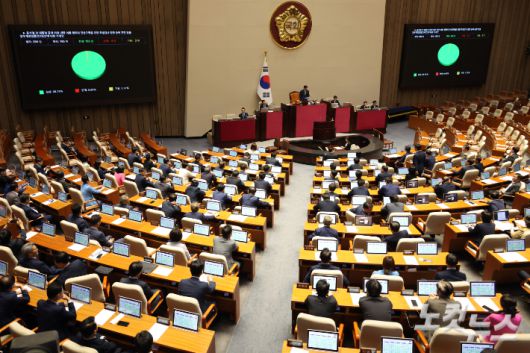 11일 서울 여의도 국회에서 열린 제429회국회(정기회) 제4차 본회의에서 '윤석열 전 대통령 등에 의한 내란·외환 행위의 진상규명을 위한 특별검사 임명 등에 관한 법률 일부개정법률안(대안)에 대한 수정안'이 재석165인, 찬성163인, 반대0인, 기권2인으로 가결되고 있다. 윤창원 기자