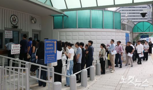 미국 비자 문제와 관련한 재발 방지 대책을 마련해야 한다는 목소리가 높아지고 있는 가운데 서울 종로구 주한 미국대사관 앞에서 시민들이 미국 비자를 발급 받기 위해 줄을 서고 있다. 류영주 기자