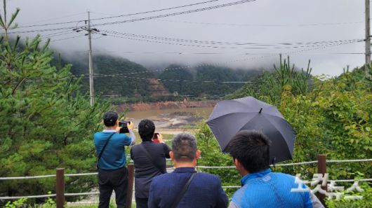 13일 강릉 오봉저수지 인근 말구리재 쉼터에서 저수지의 모습을 사진에 담고 있는 시민들. 전영래 기자