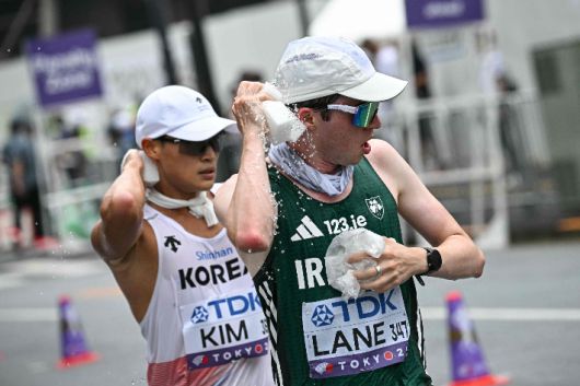 김민규(사진 왼쪽)가 13일 일본 도쿄에서 열린 2025 세계육상선수권대회 남자 경보 35㎞ 경기에서 역주하고 있다. 연합뉴스