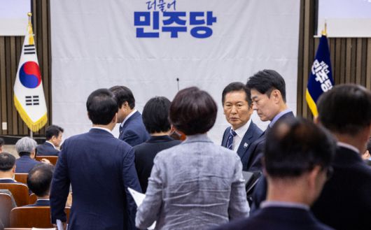 비공개 의원총회 참석한 정청래     (서울=연합뉴스) 황광모 기자 = 더불어민주당 정청래 대표가 11일 국회에서 본회의를 앞두고 열린 비공개 의원총회에 입장하다 의원들과 대화하고 있다. 2025.9.11     hkmpooh@yna.co.kr (끝)   <저작권자(c) 연합뉴스, 무단 전재-재배포, AI 학습 및 활용 금지> 연합뉴스