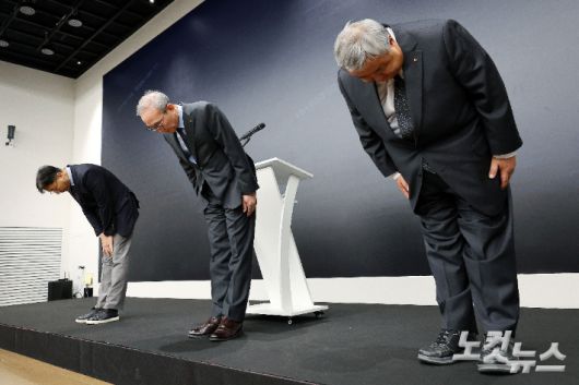 김영섭 KT 대표를 비롯한 임직원들이 11일 서울 종로구 KT 광화문빌딩 웨스트 사옥에서 최근 발생한 소액결제 피해와 관련해 고개 숙여 사과하고 있다. 왼쪽부터 서창석 KT 네트워크 부문장 부사장, 김영섭 KT 대표, 이현석 커스터머 부문장 부사장. 류영주 기자