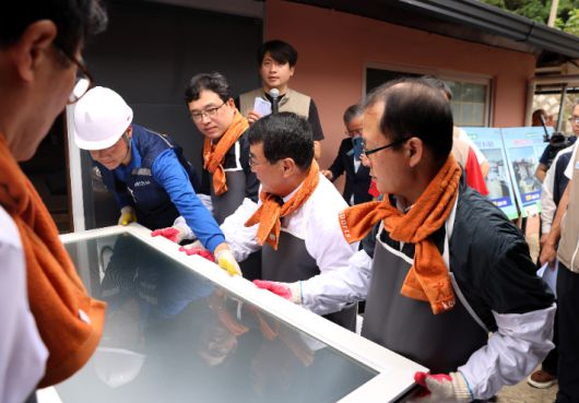 남해군 창선면 적량마을에서 '사랑의 집고치기' 봉사활동을 하고 있다. 경남농협 제공