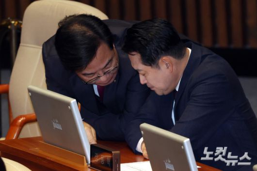 11일 서울 여의도 국회에서 열린 제429회국회(정기회) 제4차 본회의에서 국민의힘 장동혁 대표와 송언석 원내대표가 대화를 하고 있다. 윤창원 기자