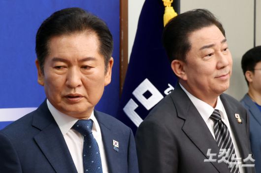 더불어민주당 정청래 대표(왼쪽)와 김병기 원내대표가 12일 서울 여의도 국회에서 열린 최고위원회의에 참석하고 있다. 윤창원 기자