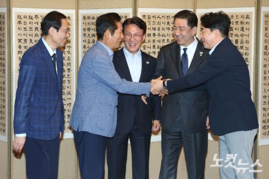 정청래 더불어민주당 대표와 김병기 원내대표가 14일 오후 서울 종로구 삼청동 총리 공관에서 열린 당정대 고위급 만찬회동에 참석해 기념촬영에 앞서 악수하고 있다. 왼쪽부터 우상호 정무수석, 정 대표, 김민석 국무총리,  김 원내대표, 강훈식 대통령 비서실장. 황진환 기자