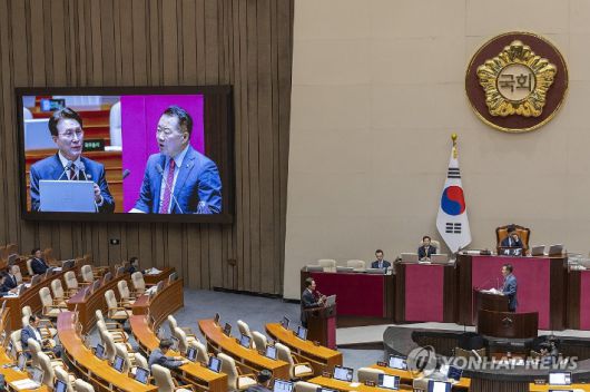 (서울=연합뉴스) 황광모 기자 = 국민의힘 신성범 의원이 15일 국회에서 열린 정치에 관한 대정부 질문에서 김민석 국무총리에게 계엄 당시 상황에 대한 질문을 하고 있다. 2025.9.15 hkmpooh@yna.co.kr 연합뉴스