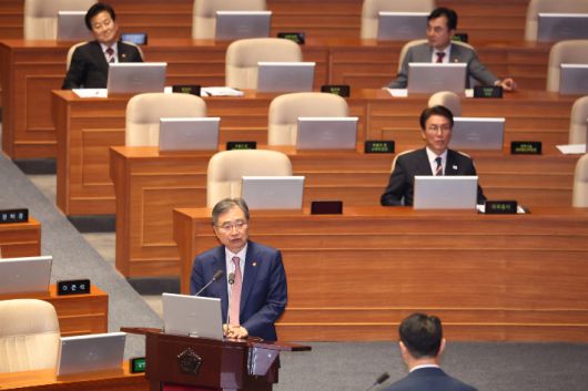 조현 외교부 장관이 16일 외교·통일·안보 분야 대정부 질문이 진행된 국회 본회의에서 한미 관세 협상과 관련한 국민의힘 김건 의원의 질문에 답하고 있다. 연합뉴스