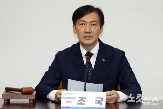 조국혁신당 조국 비상대책위원장이 15일 서울 여의도 국회에서 열린 첫 비상대책위원회의에서 생각에 잠겨있다. 윤창원 기자