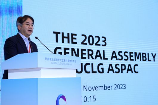 '2023 제9차 UCLG ASPAC 이우시 총회'에서 차기 총회를 고양시로 유치하기 위해 제안하는 이동환 시장. 고양시 제공