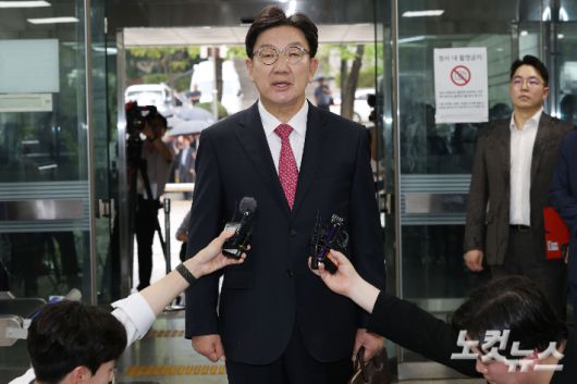 통일교로부터 불법 정치자금을 수수한 혐의를 받는 권성동 국민의힘 의원이 16일 오후 서울 서초구 서울중앙지방법원에서 열린 구속 전 피의자 심문(영장실질심사)에 출석하고 있다. 류영주 기자