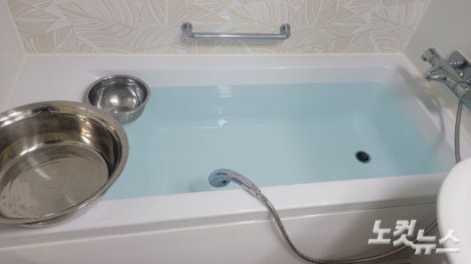 강릉시가 저수조 100톤 이상을 갖춘 아파트를 대상으로 시간제 급수를 시행되면서 한 입주시민이 욕조에 물을 받고 양동이를 준비해 놓은 모습. 독자 제공