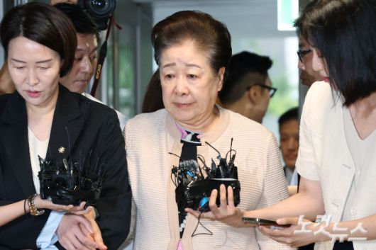 불법 정치 자금 제공 혐의를 받는 한학자 통일교 총재가 17일 오전 서울 종로구 김건희 특검팀(특별검사 민중기) 사무실에 출석하고 있다. 류영주 기자