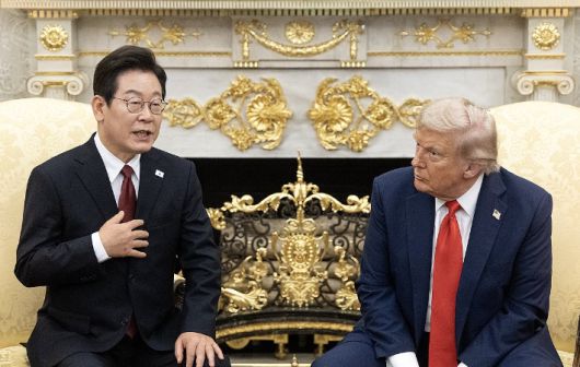 이재명 대통령(왼쪽)과 도널드 트럼프 미국 대통령이 미국 워싱턴DC 백악관에서 정상회담을 하던 모습. 연합뉴스