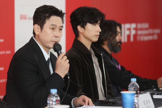 배우 설경구가 19일 부산 해운대구 우동 영화의전당에서 열린 제30회 부산국제영화제 '굿뉴스' 기자회견에서 인사말을 하고 있다. 연합뉴스