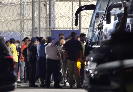 이민단속으로 체포됐던 현대차-LG엔솔 배터리공장 건설 현장 직원들이 애틀랜타 공항으로 향하기 위해 11일(현지시간) 미국 조지아주 포크스턴의 이민세관단속국(ICE) 구금시설을 나서며 버스에 탑승하고 있다. 연합뉴스