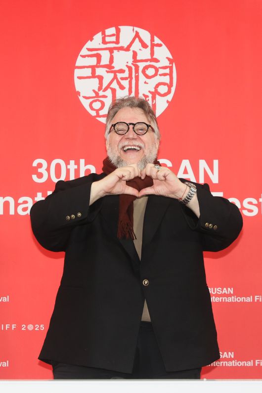 기예르모 델 토로 감독이 19일 부산 해운대구 우동 영화의전당에서 열린 제30회 부산국제영화제 '프랑켄슈타인' 기자회견에서 포즈를 취하고 있다. 연합뉴스