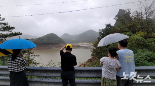 지난 17일 오후 강릉지역에 호우주의보가 내려진 가운데 시간당 30mm의 폭우에도 오봉저수지를 찾은 주민들. 전영래 기자