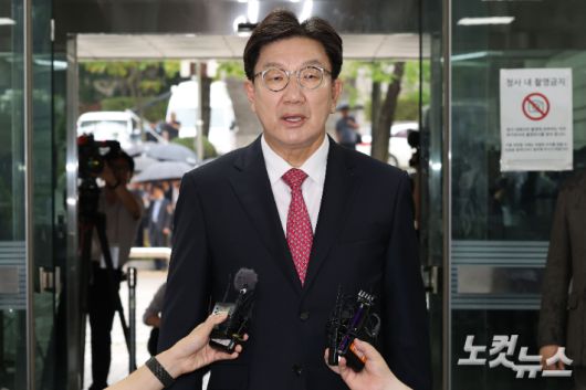 통일교로부터 불법 정치자금을 수수한 혐의를 받는 권성동 국민의힘 의원이 16일 오후 서울 서초구 서울중앙지방법원에서 열린 구속 전 피의자 심문(영장실질심사)에 출석하고 있다. 류영주 기자