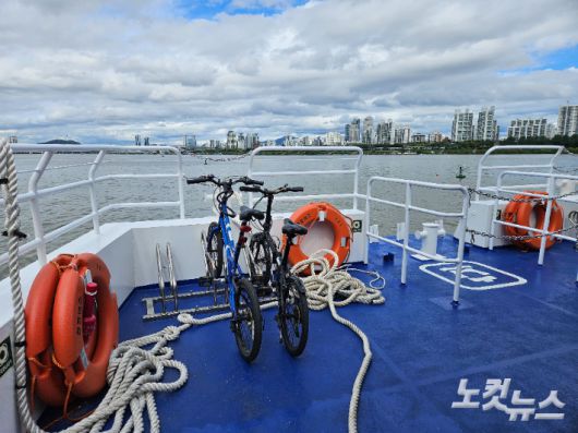 한강버스에 실린 자전거. 권민철 기자