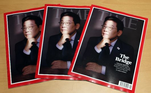 18일 서울 용산 대통령실에서 공개한 이재명 대통령 취임 100일 기념 인터뷰가 실린 미국 타임지. 연합뉴스