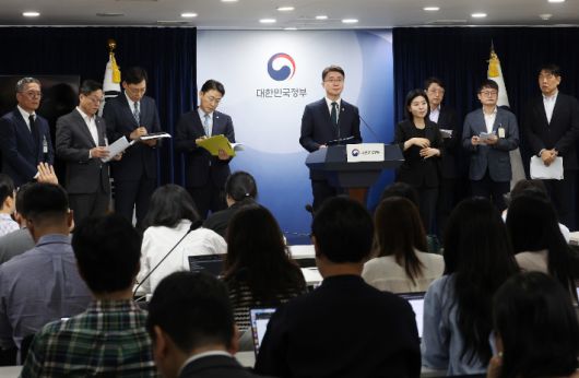 19일 서울 종로구 정부서울청사에서 열린 해킹 대응을 위한 과기정통부-금융위 합동 브리핑에서 과기정통부 류제명 제2차관이 발표를 하고 있다. 왼쪽은 금융위원회와 롯데카드, 오른쪽은 과기정통부와 KT 관계자. 연합뉴스