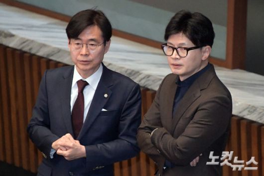 윤석열 전 대통령이 비상계엄을 선포했던 지난해 12월 4일 서울 여의도 국회 본회의장에서 국민의힘 당시 한동훈 대표와 조경태 의원이 대화를 하고 있다. 윤창원 기자