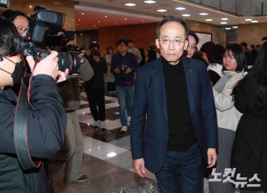 지난해 12월 4일 새벽 비상계엄 해제 요구 결의안이 국회 본회의에서 통과된 가운데 국민의힘 당시 추경호 원내대표가 이날 오전 국회에서 열린 최고위원회의를 마친 후 긴급 의원총회에 참석하고 있다. 황진환 기자