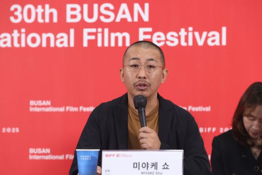미야케 쇼 감독이 20일 부산 해운대구 영화의전당에서 열린 제30회 부산국제영화제 경쟁 부문 '여행과 나날' 기자회견에서 인사말을 하고 있다. 연합뉴스