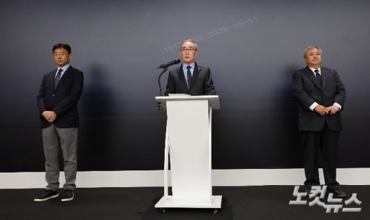 김영섭 KT 대표가 11일 서울 종로구 KT 광화문빌딩 웨스트 사옥에서 최근 발생한 소액결제 피해와 관련해 브리핑을 하고 있다. 왼쪽부터 서창석 KT 네트워크 부문장 부사장, 김영섭 KT 대표, 이현석 커스터머 부문장 부사장. 류영주 기자