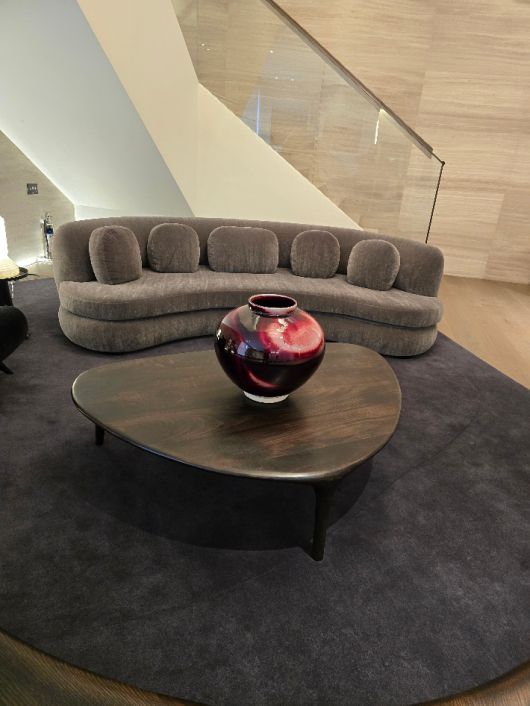 1987년부터 고(故) 우당 한명승 스승에게 전통 장작가마 기법을 사사한 한도현 명장의 대표작인 진사(辰砂) 요변(窯變) 달항아리는 구리 유약이 빚어낸 붉은빛과 불길이 남긴 비취색·황금빛 스펙트럼이 공존하는 도자 예술을 보여준다. 라브르27 제공