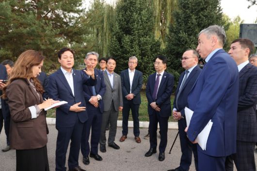 경남대표단이 알마티시 '승강기 연구개발 파크' 부지를 방문했다. 경남도청 제공