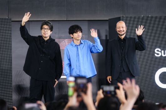 카와무라 겐키 감독(왼쪽부터), 배우 니노미야 카즈나리, 코우치 야마토가 19일 부산 해운대구 우동 영화의전당에서 열린 제30회 부산국제영화제 '8번 출구' 야외무대인사에서 관객들에게 인사하고 있다. 연합뉴스