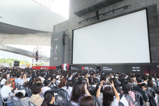 매기 강 감독이 21일 부산 해운대구 우동 영화의전당에서 열린 제30회 부산국제영화제 '케이팝 데몬 헌터스' 오픈토크에서 관객들에게 인사하고 있다. 연합뉴스