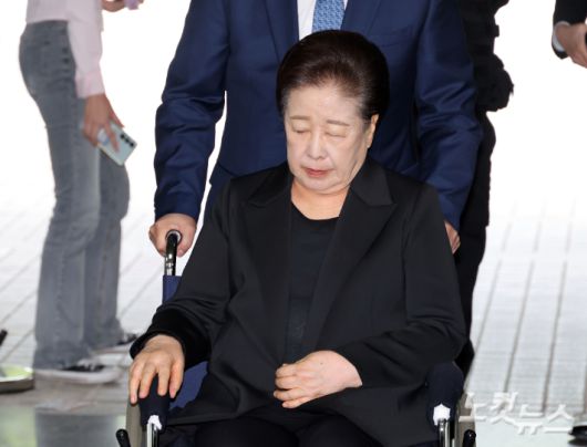 국민의힘 권성동 의원에게 불법 정치 자금을 전달하는 등 '정교유착 국정농단' 의혹을 받고 있는 통일교 한학자 총재가 22일 오후 서울 서초구 서울중앙지법에서 열린 구속 전 피의자 심문(영장실질심사)에 출석하고 있다. 황진환 기자