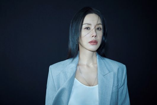 엄정화는 가수와 배우로서 30년 넘게 오랜 사랑을 받고 있다. 에일리언컴퍼니 제공