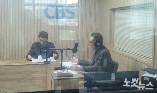 왼쪽부터 강태인 충청북도 경제기업과장, 김종현 앵커. 충북CBS