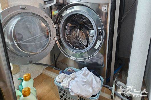 제한급수 시행 이후 강릉의 한 아파트에 쌓인 빨랫감. 구본호 기자