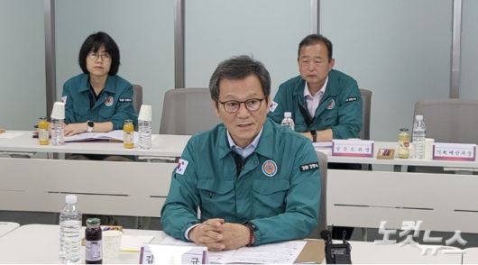 11일 오전 한병도 국회 예산결산특별위원장과 가뭄 대응 예산 협의를 하고 있는 김홍규 강릉시장. 전영래 기자