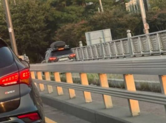 지난 18일 인도를 주행하는 동일한 SUV 차량. SNS 캡처